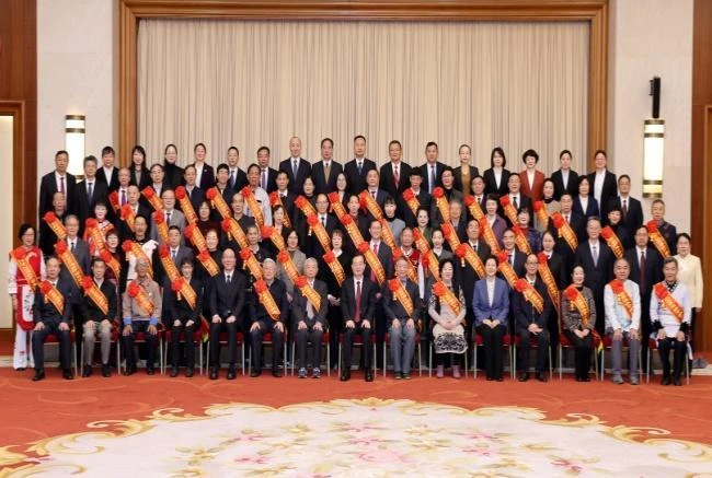 全省离退休干部“双先”表彰大会上，“银发力量”这样闪光